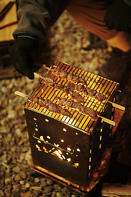 포토 JPG 손 불 야외 아웃포커스 신체부위 어둠 캠핑 잡기 꼬치 그릴 야간 구이 캠핑장 불판 화로 꼬치구이 국내포토 자연요소 그릇 음식 모션 주방용품 레저 촬영기법 사람 파일형식