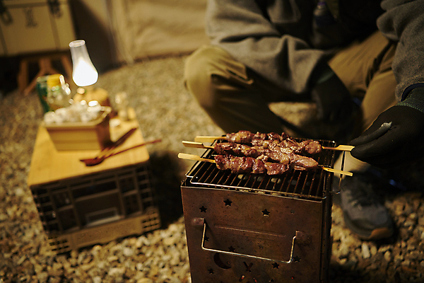 포토 JPG 손 남자 불 휴식 한명 앉기 성인 야외 앞모습 아웃포커스 30대 어둠 캠핑 한국인 하반신 램프 잡기 그릴 야간 굽기 구이 캠핑장 화로 꼬치구이 성인남자한명만 캠핑박스 국내포토 자연요소 1 그릇 음식 뷰포인트 컨셉 모션 주방용품 레저 조명 촬영기법 캠핑도구 사람 동양인 신체부위 장년 꼬치 남자한명만 성인남자만 파일형식