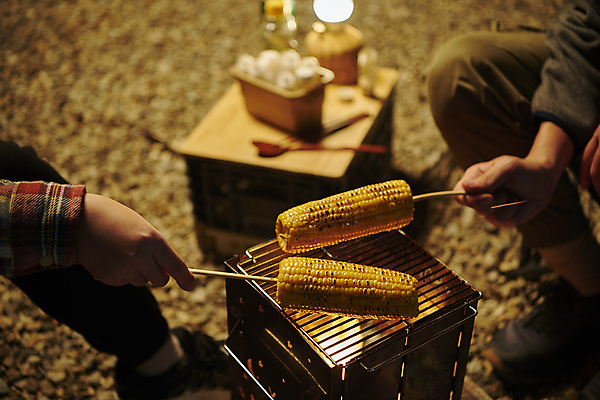 포토 JPG 손 커플 여자 남자 40대 중년 불 휴식 옥수수 성인 야외 두명 아웃포커스 신체부위 30대 어둠 캠핑 한국인 하반신 잡기 꼬챙이 야간 캠핑장 화로 옥수수구이 국내포토 자연요소 그릇 컨셉 관계 모션 주방용품 레저 곡류 촬영기법 사람 동양인 장년 구이 파일형식