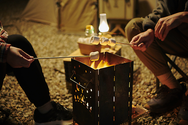 포토 JPG 손 여자 남자 40대 중년 불 휴식 텐트 앉기 성인 야외 옆모습 아웃포커스 신체부위 30대 어둠 캠핑 한국인 하반신 램프 야간 굽기 캠핑장 화로 마시멜로우 캠핑의자 스모어 국내포토 자연요소 그릇 음식 뷰포인트 컨셉 의자 모션 레저 디저트 조명 촬영기법 캠핑도구 사람 동양인 장년 구이 파일형식