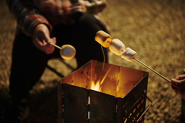 포토 JPG 손 남자 불 휴식 한명 들기 앉기 성인 야외 앞모습 아웃포커스 신체부위 30대 어둠 캠핑 한국인 하반신 야간 굽기 캠핑장 화로 마시멜로우 성인남자한명만 캠핑의자 스모어 국내포토 자연요소 1 그릇 음식 뷰포인트 컨셉 의자 모션 레저 디저트 촬영기법 캠핑도구 사람 동양인 장년 구이 남자한명만 성인남자만 파일형식