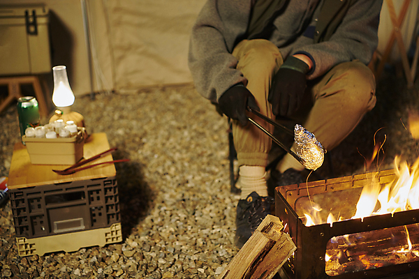 포토 JPG 손 남자 휴식 집게 한명 들기 앉기 성인 야외 앞모습 30대 어둠 캠핑 한국인 하반신 야간 모닥불 구이 캠핑장 은박지 고구마 화로 성인남자한명만 캠핑의자 캠핑박스 국내포토 자연요소 1 그릇 음식 뷰포인트 컨셉 의자 모션 불 레저 뿌리채소 캠핑도구 사람 동양인 신체부위 장년 남자한명만 성인남자만 파일형식