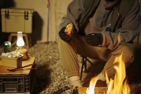 포토 JPG 전신 손 남자 휴식 한명 들기 성인 야외 앞모습 30대 어둠 캠핑 한국인 야간 모닥불 구이 캠핑장 고구마 화로 성인남자한명만 캠핑박스 국내포토 자연요소 1 그릇 음식 뷰포인트 컨셉 모션 불 레저 뿌리채소 캠핑도구 사람 동양인 신체부위 장년 남자한명만 성인남자만 파일형식