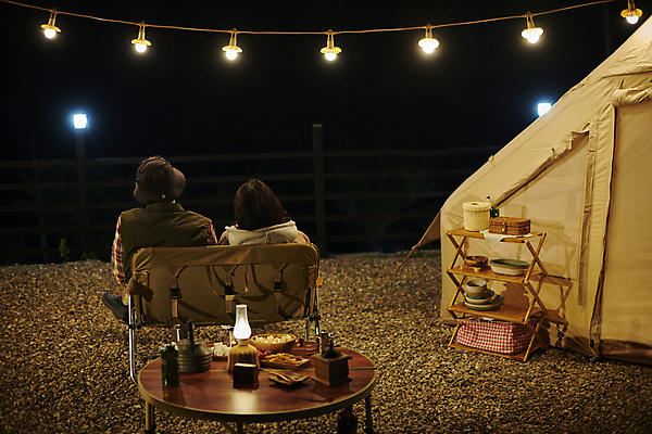 포토 JPG 여자 남자 40대 중년 휴식 캠핑도구 상반신 성인 야외 두명 뒷모습 30대 빛 어둠 캠핑 한국인 야간 캠핑장 힐링 야외테이블 조명장식 캠핑의자 국내포토 자연요소 뷰포인트 컨셉 의자 탁자 레저 조명 사람 동양인 장식 장년 도구 파일형식