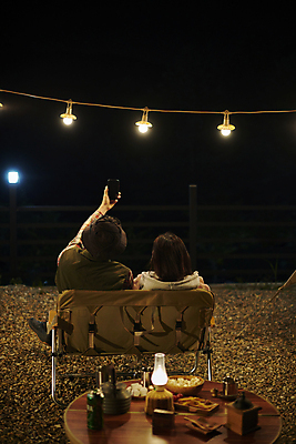 포토 JPG 여자 남자 40대 중년 휴식 들기 상반신 성인 야외 두명 뒷모습 30대 스마트폰 사진촬영 어둠 캠핑 한국인 야간 셀프카메라 캠핑장 힐링 화로 야외테이블 조명장식 캠핑의자 국내포토 자연요소 그릇 뷰포인트 컨셉 의자 모션 탁자 레저 조명 캠핑도구 사람 동양인 장식 장년 핸드폰 스마트기기 촬영 파일형식