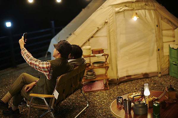 포토 JPG 전신 여자 남자 40대 중년 휴식 들기 앉기 상반신 성인 야외 두명 옆모습 뒷모습 30대 스마트폰 사진촬영 어둠 캠핑 한국인 램프 야간 셀프카메라 캠핑장 힐링 조명장식 캠핑의자 국내포토 자연요소 뷰포인트 컨셉 의자 모션 레저 조명 캠핑도구 사람 동양인 장식 장년 핸드폰 스마트기기 촬영 파일형식