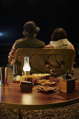 포토 JPG 여자 남자 40대 중년 여행 휴식 앉기 상반신 성인 야외 두명 뒷모습 아웃포커스 30대 어둠 캠핑 한국인 램프 야간 캠핑장 힐링 야외테이블 캠핑의자 국내포토 자연요소 뷰포인트 컨셉 의자 모션 탁자 레저 조명 촬영기법 캠핑도구 사람 동양인 장년 파일형식