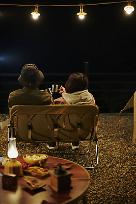 포토 JPG 여자 남자 40대 중년 여행 휴식 들기 앉기 상반신 성인 야외 두명 뒷모습 30대 어둠 캠핑 한국인 머그컵 램프 야간 소프트포커스 캠핑장 건배 힐링 야외테이블 조명장식 국내포토 자연요소 뷰포인트 컨셉 모션 탁자 레저 조명 촬영기법 사람 동양인 장식 컵 장년 파일형식