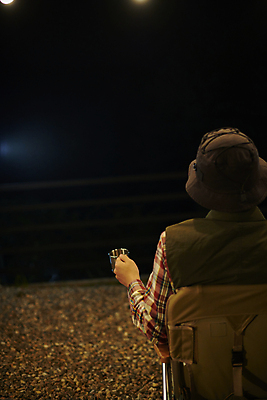 포토 JPG 남자 여행 휴식 한명 들기 앉기 상반신 성인 야외 뒷모습 30대 어둠 캠핑 한국인 머그컵 야간 캠핑장 힐링 성인남자한명만 캠핑의자 국내포토 자연요소 1 뷰포인트 컨셉 의자 모션 레저 캠핑도구 사람 동양인 컵 장년 남자한명만 성인남자만 파일형식