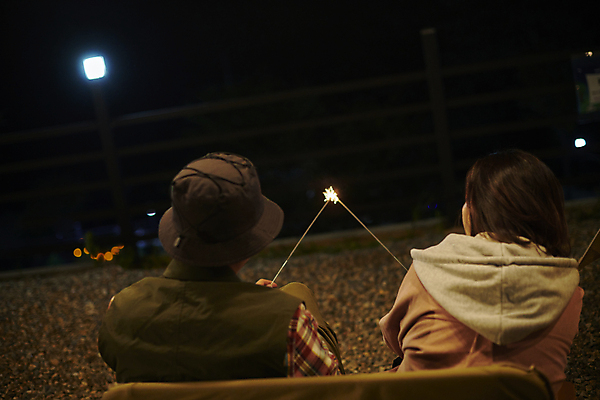 포토 JPG 여자 남자 40대 중년 여행 불꽃 휴식 불꽃놀이 들기 상반신 성인 야외 두명 뒷모습 30대 어둠 캠핑 한국인 야간 캠핑장 힐링 캠핑의자 스파클라 국내포토 자연요소 뷰포인트 컨셉 의자 모션 놀이 불 레저 폭죽 캠핑도구 사람 동양인 장년 파일형식