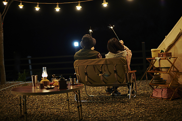 포토 JPG 전신 여자 남자 40대 중년 여행 불꽃 휴식 불꽃놀이 들기 앉기 성인 야외 두명 뒷모습 30대 어둠 캠핑 한국인 야간 캠핑장 힐링 야외테이블 조명장식 캠핑의자 스파클라 국내포토 자연요소 뷰포인트 컨셉 의자 모션 놀이 탁자 불 레저 조명 폭죽 캠핑도구 사람 동양인 장식 장년 파일형식