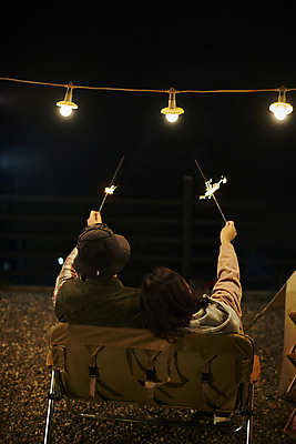 포토 JPG 여자 남자 40대 중년 여행 불꽃 휴식 불꽃놀이 들기 상반신 성인 야외 두명 뒷모습 30대 캠핑 한국인 야간 캠핑장 힐링 조명장식 캠핑의자 스파클라 국내포토 자연요소 뷰포인트 컨셉 의자 모션 놀이 불 레저 조명 폭죽 캠핑도구 사람 동양인 장식 장년 파일형식