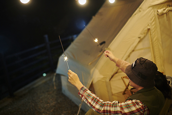 포토 JPG 여자 남자 40대 중년 여행 불 불꽃 휴식 불꽃놀이 텐트 들기 앉기 상반신 성인 야외 두명 옆모습 뒷모습 30대 캠핑 한국인 야간 캠핑장 힐링 조명장식 스파클라 국내포토 자연요소 뷰포인트 컨셉 모션 놀이 레저 조명 폭죽 캠핑도구 사람 동양인 장식 장년 파일형식