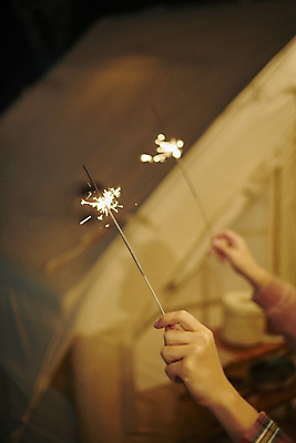 포토 JPG 손 여행 불 불꽃 휴식 불꽃놀이 텐트 들기 근접촬영 야외 아웃포커스 신체부위 캠핑 야간 캠핑장 힐링 스파클라 국내포토 자연요소 뷰포인트 컨셉 모션 놀이 레저 폭죽 촬영기법 캠핑도구 사람 파일형식
