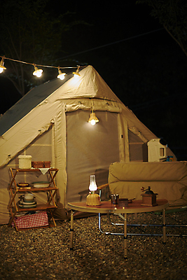 포토 JPG 여행 불 휴식 텐트 사람없음 야외 캠핑 야간 캠핑장 힐링 야외테이블 조명장식 캠핑의자 국내포토 자연요소 컨셉 의자 탁자 레저 조명 캠핑도구 장식 파일형식