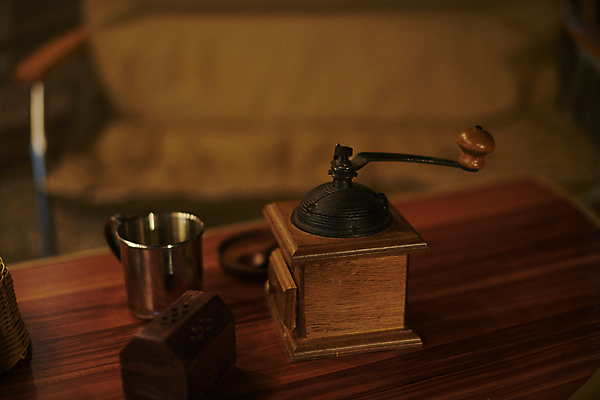 포토 JPG 커피 여행 휴식 사람없음 야외 아웃포커스 캠핑 머그컵 야간 캠핑장 힐링 그라인더 야외테이블 국내포토 자연요소 음료 컨셉 탁자 레저 촬영기법 컵 커피용품 파일형식