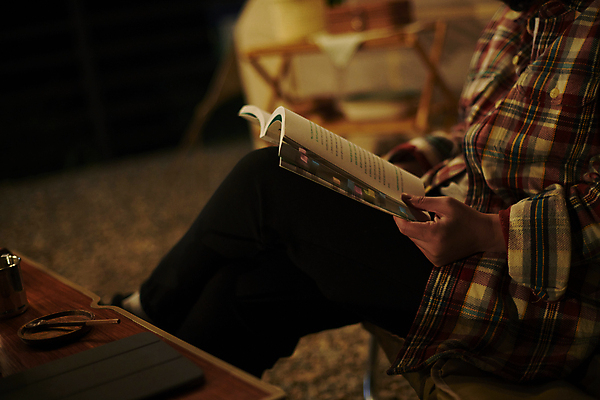 포토 JPG 여자 40대 중년 여행 휴식 한명 들기 앉기 상반신 야외 옆모습 아웃포커스 책 독서 어둠 캠핑 한국인 야간 캠핑장 힐링 중년여자한명만 국내포토 자연요소 1 뷰포인트 컨셉 모션 레저 촬영기법 사람 동양인 성인 여자한명만 중년여자만 파일형식