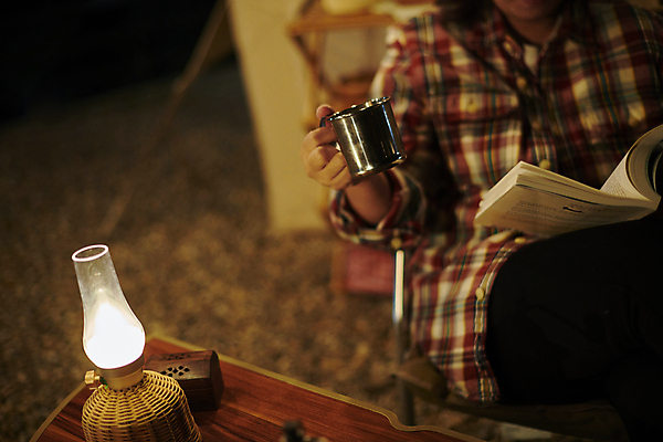 포토 JPG 여자 40대 중년 여행 불 휴식 한명 들기 앉기 상반신 야외 앞모습 책 독서 어둠 캠핑 한국인 머그컵 램프 야간 캠핑장 힐링 야외테이블 중년여자한명만 캠핑의자 국내포토 자연요소 1 뷰포인트 컨셉 의자 모션 탁자 레저 조명 캠핑도구 사람 동양인 성인 컵 여자한명만 중년여자만 파일형식