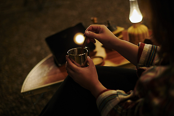 포토 JPG 여자 40대 중년 여행 휴식 한명 들기 상반신 야외 옆모습 아웃포커스 어둠 캠핑 한국인 머그컵 램프 야간 소프트포커스 캠핑장 힐링 야외테이블 중년여자한명만 국내포토 자연요소 1 뷰포인트 컨셉 모션 탁자 레저 조명 촬영기법 사람 동양인 성인 컵 여자한명만 중년여자만 파일형식