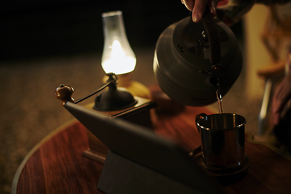 포토 JPG 손 커피 여행 주전자 휴식 들기 야외 아웃포커스 신체부위 어둠 캠핑 램프 붓기 야간 소프트포커스 캠핑장 힐링 그라인더 야외테이블 국내포토 자연요소 음료 컨셉 모션 탁자 주방용품 레저 조명 촬영기법 사람 커피용품 파일형식