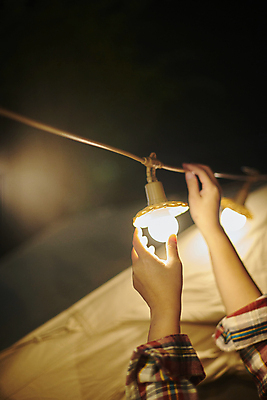 포토 JPG 손 여행 전구 매달리기 근접촬영 야외 신체부위 빛 어둠 캠핑 잡기 야간 캠핑장 힐링 설치 조명장식 국내포토 자연요소 뷰포인트 모션 레저 조명 사람 장식 파일형식