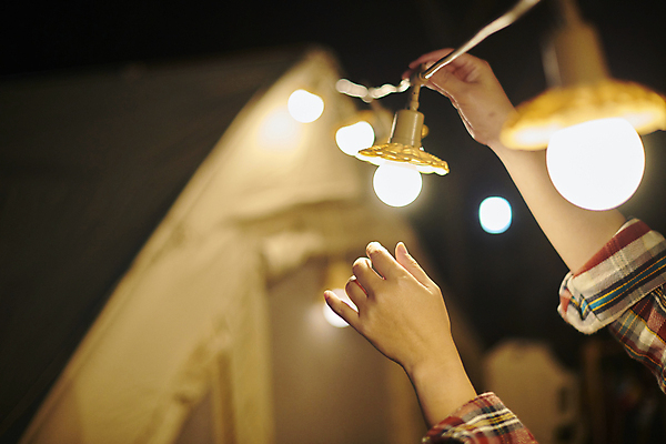 포토 JPG 손 여행 전구 매달리기 근접촬영 야외 신체부위 빛 어둠 캠핑 잡기 야간 캠핑장 힐링 조명장식 국내포토 자연요소 뷰포인트 모션 레저 조명 사람 장식 파일형식