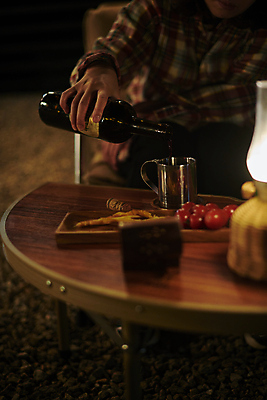 포토 JPG 손 여자 40대 중년 여행 휴식 한명 들기 앉기 야외 앞모습 와인 어둠 캠핑 한국인 머그컵 램프 붓기 야간 캠핑장 와인병 힐링 야외테이블 중년여자한명만 혼족 국내포토 자연요소 1 뷰포인트 컨셉 모션 탁자 레저 병_용기 조명 주류 사람 동양인 성인 신체부위 컵 싱글라이프 여자한명만 중년여자만 파일형식