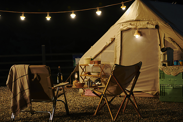 포토 JPG 여행 휴식 텐트 캠핑도구 사람없음 야외 어둠 캠핑 야간 캠핑장 힐링 야외테이블 조명장식 캠핑의자 국내포토 자연요소 컨셉 의자 탁자 레저 조명 장식 도구 파일형식