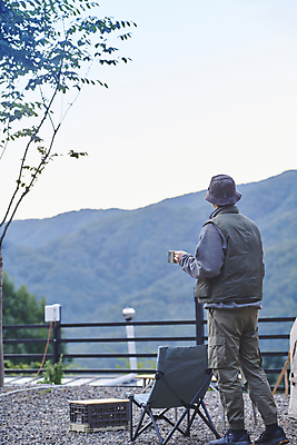 포토 JPG 주간 전신 남자 커피 여행 아침 휴식 한명 서기 들기 성인 야외 뒷모습 30대 캠핑 한국인 머그컵 캠핑장 힐링 성인남자한명만 캠핑의자 캠핑박스 국내포토 자연요소 1 음료 뷰포인트 컨셉 의자 모션 레저 캠핑도구 사람 동양인 컵 장년 남자한명만 성인남자만 파일형식