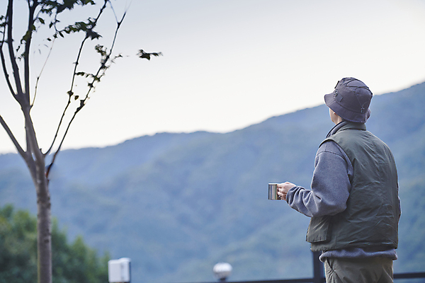포토 JPG 주간 남자 커피 여행 아침 휴식 한명 들기 상반신 성인 야외 뒷모습 아웃포커스 30대 새벽 캠핑 한국인 머그컵 캠핑장 힐링 성인남자한명만 국내포토 자연요소 1 음료 뷰포인트 컨셉 모션 레저 촬영기법 사람 동양인 컵 장년 남자한명만 성인남자만 파일형식