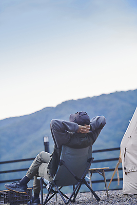 포토 JPG 주간 전신 남자 여행 아침 휴식 한명 앉기 성인 야외 뒷모습 30대 기댐 캠핑 한국인 캠핑장 힐링 성인남자한명만 캠핑의자 국내포토 자연요소 1 뷰포인트 컨셉 의자 모션 레저 캠핑도구 사람 동양인 장년 남자한명만 성인남자만 파일형식