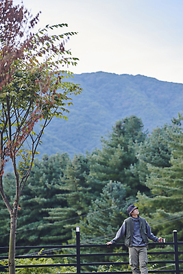 포토 JPG 주간 남자 여행 난간 휴식 한명 상반신 성인 야외 앞모습 30대 울타리 기댐 캠핑 한국인 올려보기 캠핑장 힐링 성인남자한명만 국내포토 자연요소 1 뷰포인트 컨셉 모션 레저 사람 동양인 장년 담장 남자한명만 성인남자만 파일형식