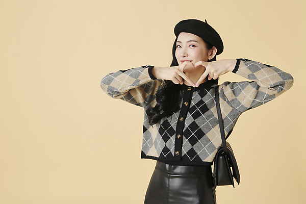 포토 JPG 스튜디오촬영 여자 실내 한명 미소 상반신 20대 성인 앞모습 한국인 핸드백 가을 니트 베레모 손하트 가을옷 성인여자한명만 주황색배경 국내포토 모자_잡화 1 옷 계절 뷰포인트 백그라운드 상의 가방 표정 사람 동양인 손짓 청년 내부 주황색 여자한명만 성인여자만 파일형식 가을_계절