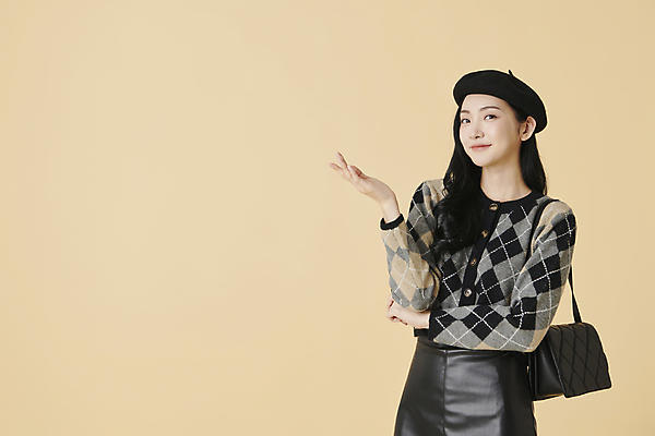 포토 JPG 스튜디오촬영 여자 실내 한명 미소 손짓 상반신 20대 성인 앞모습 한국인 핸드백 가을 니트 베레모 가을옷 성인여자한명만 주황색배경 국내포토 모자_잡화 1 옷 계절 뷰포인트 백그라운드 상의 가방 모션 표정 사람 동양인 청년 내부 주황색 여자한명만 성인여자만 파일형식 가을_계절