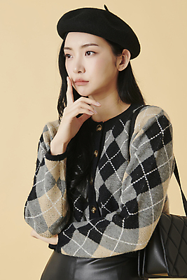 포토 JPG 스튜디오촬영 응시 여자 생각 실내 무표정 한명 상반신 20대 성인 옆모습 턱괴기 한국인 핸드백 가을 니트 고민 베레모 가을옷 성인여자한명만 주황색배경 국내포토 모자_잡화 1 시선 옷 계절 감정 뷰포인트 백그라운드 상의 가방 모션 표정 사람 동양인 청년 내부 주황색 여자한명만 성인여자만 파일형식 가을_계절