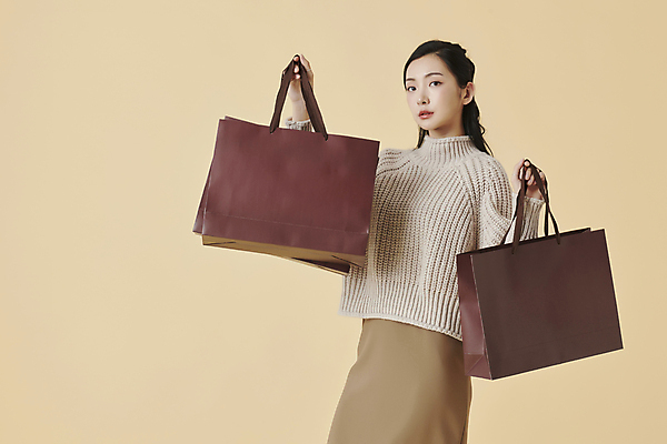 포토 JPG 스튜디오촬영 여자 실내 무표정 한명 들기 상반신 20대 성인 앞모습 쇼핑 쇼핑백 한국인 가을 터틀넥 니트 가을옷 성인여자한명만 주황색배경 국내포토 1 옷 계절 감정 뷰포인트 백그라운드 상의 가방 모션 표정 사람 동양인 청년 내부 주황색 스웨터 여자한명만 성인여자만 파일형식 가을_계절