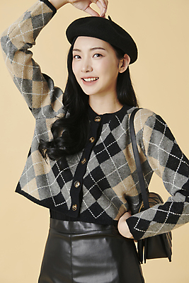 포토 JPG 스튜디오촬영 여자 허리손 실내 한명 미소 손짓 상반신 20대 성인 앞모습 손들기 한국인 핸드백 가을 니트 베레모 가을옷 성인여자한명만 주황색배경 국내포토 모자_잡화 1 옷 계절 뷰포인트 포즈 백그라운드 상의 가방 모션 표정 사람 동양인 청년 내부 주황색 여자한명만 성인여자만 파일형식 가을_계절