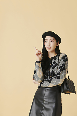 포토 JPG 스튜디오촬영 여자 생각 실내 한명 상반신 20대 성인 앞모습 놀람 한국인 핸드백 가을 가리킴 니트 베레모 가을옷 성인여자한명만 주황색배경 국내포토 모자_잡화 1 옷 계절 감정 뷰포인트 백그라운드 상의 가방 표정 사람 동양인 손짓 청년 내부 주황색 여자한명만 성인여자만 파일형식 가을_계절