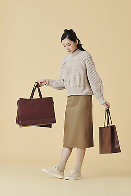 포토 JPG 스튜디오촬영 전신 여자 실내 한명 서기 들기 20대 성인 앞모습 옆모습 쇼핑 쇼핑백 한국인 가을 터틀넥 니트 가을옷 성인여자한명만 내려보기 주황색배경 국내포토 1 옷 계절 뷰포인트 백그라운드 상의 가방 모션 사람 동양인 청년 내부 주황색 스웨터 여자한명만 성인여자만 파일형식 가을_계절