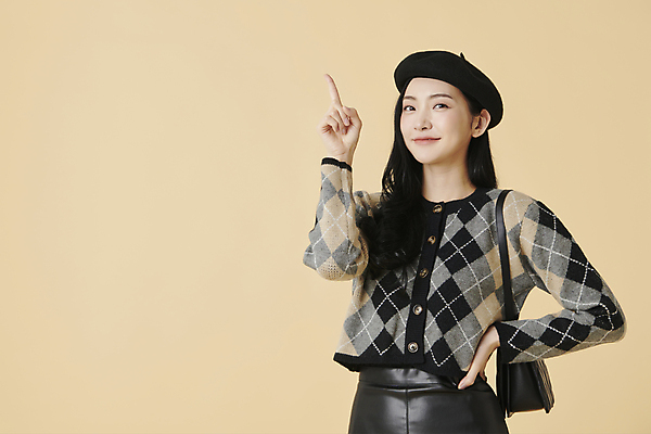 포토 JPG 스튜디오촬영 여자 허리손 실내 한명 미소 상반신 20대 성인 앞모습 한국인 핸드백 가을 가리킴 니트 베레모 가을옷 성인여자한명만 주황색배경 국내포토 모자_잡화 1 옷 계절 뷰포인트 포즈 백그라운드 상의 가방 표정 사람 동양인 손짓 청년 내부 주황색 여자한명만 성인여자만 파일형식 가을_계절