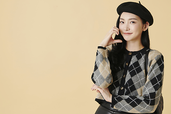 포토 JPG 스튜디오촬영 여자 실내 한명 미소 상반신 20대 성인 앞모습 한국인 핸드백 가을 니트 베레모 가을옷 성인여자한명만 주황색배경 볼하트 국내포토 모자_잡화 1 옷 계절 뷰포인트 백그라운드 상의 가방 표정 사람 동양인 손짓 청년 내부 주황색 여자한명만 성인여자만 파일형식 가을_계절