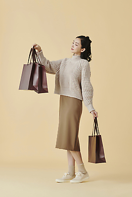 포토 JPG 스튜디오촬영 전신 응시 여자 실내 한명 서기 미소 들기 20대 성인 옆모습 쇼핑 쇼핑백 한국인 가을 터틀넥 니트 가을옷 성인여자한명만 주황색배경 국내포토 1 시선 옷 계절 뷰포인트 백그라운드 상의 가방 모션 표정 사람 동양인 청년 내부 주황색 스웨터 여자한명만 성인여자만 파일형식 가을_계절