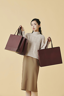 포토 JPG 스튜디오촬영 응시 여자 실내 무표정 한명 들기 상반신 20대 성인 앞모습 쇼핑 쇼핑백 한국인 가을 터틀넥 니트 가을옷 성인여자한명만 주황색배경 국내포토 1 시선 옷 계절 감정 뷰포인트 백그라운드 상의 가방 모션 표정 사람 동양인 청년 내부 주황색 스웨터 여자한명만 성인여자만 파일형식 가을_계절