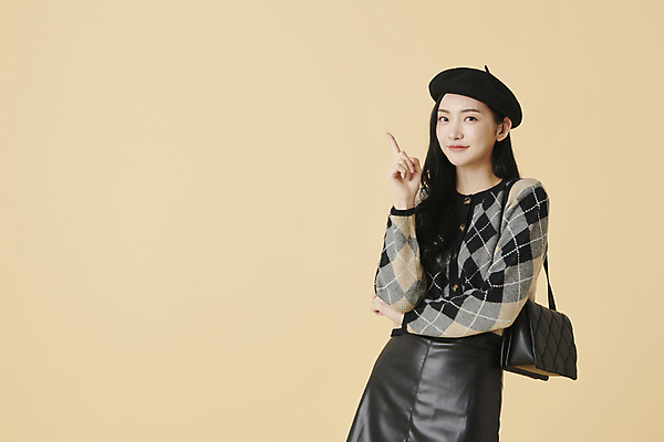 포토 JPG 스튜디오촬영 여자 실내 한명 미소 상반신 20대 성인 앞모습 한국인 핸드백 가을 가리킴 니트 베레모 가을옷 성인여자한명만 주황색배경 국내포토 모자_잡화 1 옷 계절 뷰포인트 백그라운드 상의 가방 표정 사람 동양인 손짓 청년 내부 주황색 여자한명만 성인여자만 파일형식 가을_계절
