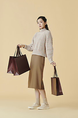 포토 JPG 스튜디오촬영 전신 응시 여자 실내 한명 서기 들기 20대 성인 옆모습 쇼핑 쇼핑백 한국인 가을 터틀넥 니트 가을옷 성인여자한명만 주황색배경 국내포토 1 시선 옷 계절 뷰포인트 백그라운드 상의 가방 모션 사람 동양인 청년 내부 주황색 스웨터 여자한명만 성인여자만 파일형식 가을_계절