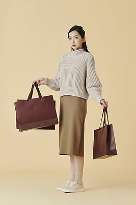 포토 JPG 스튜디오촬영 전신 응시 여자 실내 무표정 한명 서기 들기 20대 성인 옆모습 쇼핑 쇼핑백 한국인 가을 터틀넥 니트 가을옷 성인여자한명만 주황색배경 국내포토 1 시선 옷 계절 감정 뷰포인트 백그라운드 상의 가방 모션 표정 사람 동양인 청년 내부 주황색 스웨터 여자한명만 성인여자만 파일형식 가을_계절
