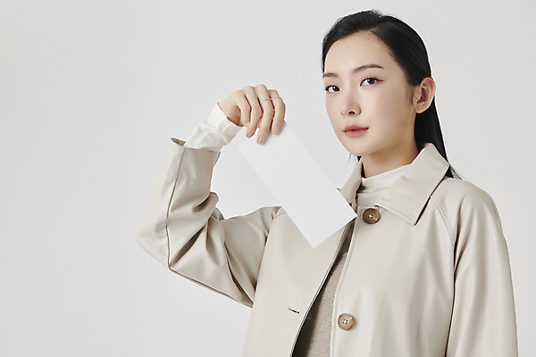 포토 JPG 스튜디오촬영 배너 응시 여자 사각프레임 실내 무표정 한명 들기 상반신 20대 성인 앞모습 옆모습 한국인 가을 흰배경 쿠폰 보여주기 가을옷 성인여자한명만 국내포토 1 시선 옷 계절 감정 뷰포인트 백그라운드 모션 프레임 표정 사람 동양인 청년 내부 사각형 흰색 여자한명만 성인여자만 파일형식 가을_계절