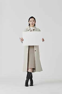 포토 JPG 스튜디오촬영 전신 배너 여자 사각프레임 부츠 실내 한명 서기 미소 들기 20대 성인 앞모습 한국인 다리꼬기 가을 흰배경 보여주기 가을옷 성인여자한명만 국내포토 1 옷 계절 뷰포인트 백그라운드 신발 모션 프레임 표정 사람 동양인 청년 내부 사각형 흰색 여자한명만 성인여자만 파일형식 가을_계절