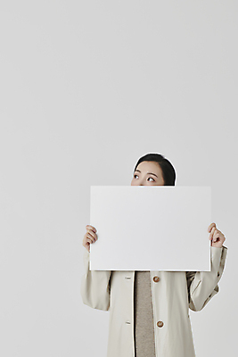 포토 JPG 스튜디오촬영 배너 여자 사각프레임 실내 한명 들기 상반신 20대 성인 앞모습 한국인 올려보기 가을 흰배경 보여주기 얼굴가리기 가을옷 성인여자한명만 국내포토 1 옷 계절 뷰포인트 백그라운드 모션 프레임 사람 동양인 청년 내부 사각형 흰색 가림 여자한명만 성인여자만 파일형식 가을_계절