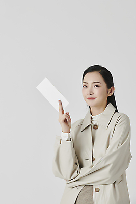 포토 JPG 스튜디오촬영 배너 응시 여자 사각프레임 실내 한명 미소 들기 상반신 20대 성인 앞모습 팔짱 한국인 가을 흰배경 가을옷 성인여자한명만 국내포토 1 시선 옷 계절 뷰포인트 백그라운드 모션 프레임 표정 사람 동양인 청년 내부 사각형 흰색 여자한명만 성인여자만 파일형식 가을_계절